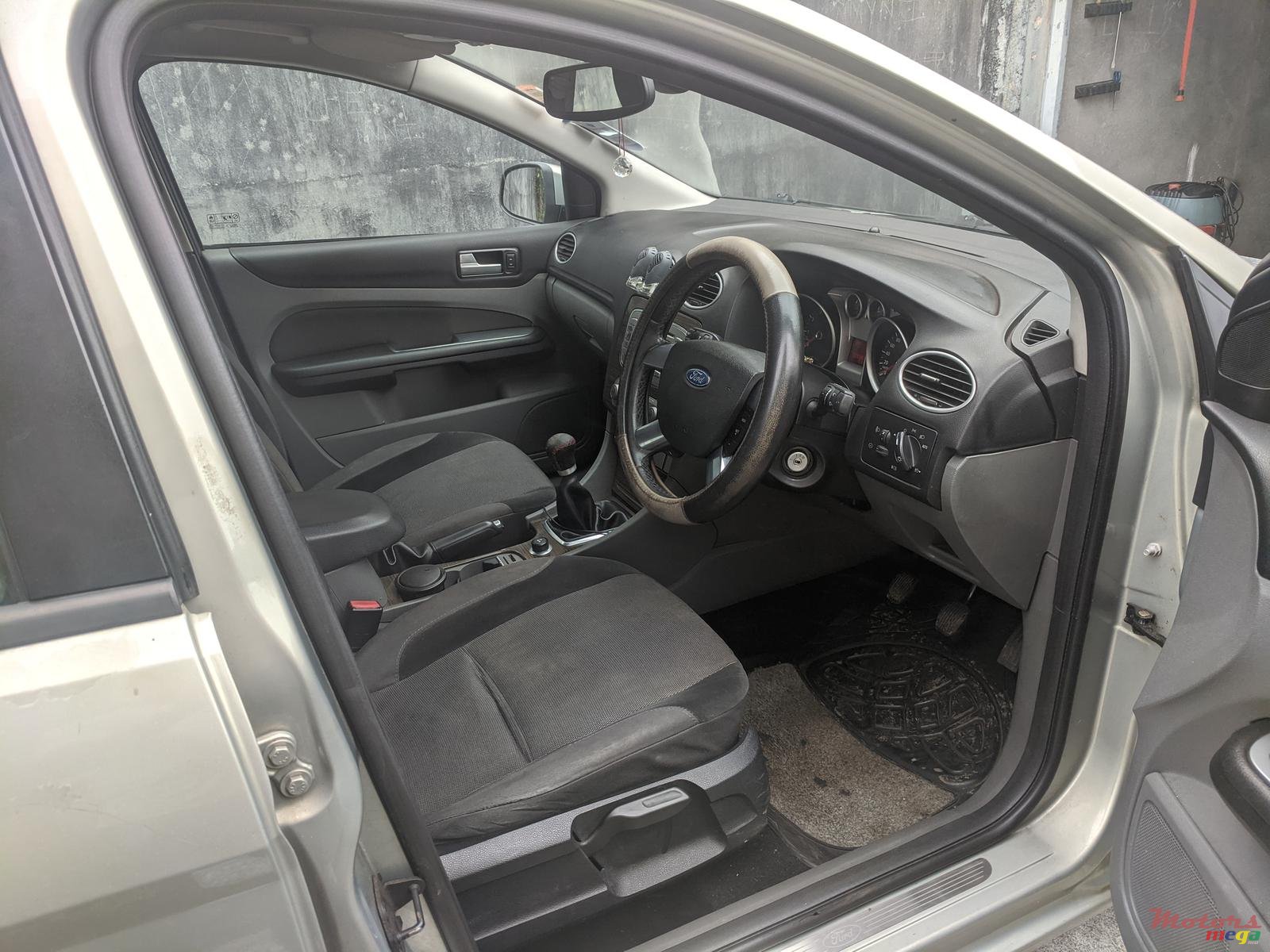 2009' Ford Focus photo #4