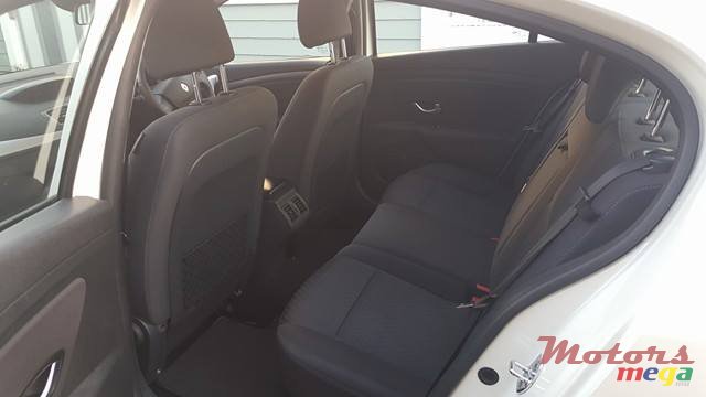 2011' Renault Fluence photo #6