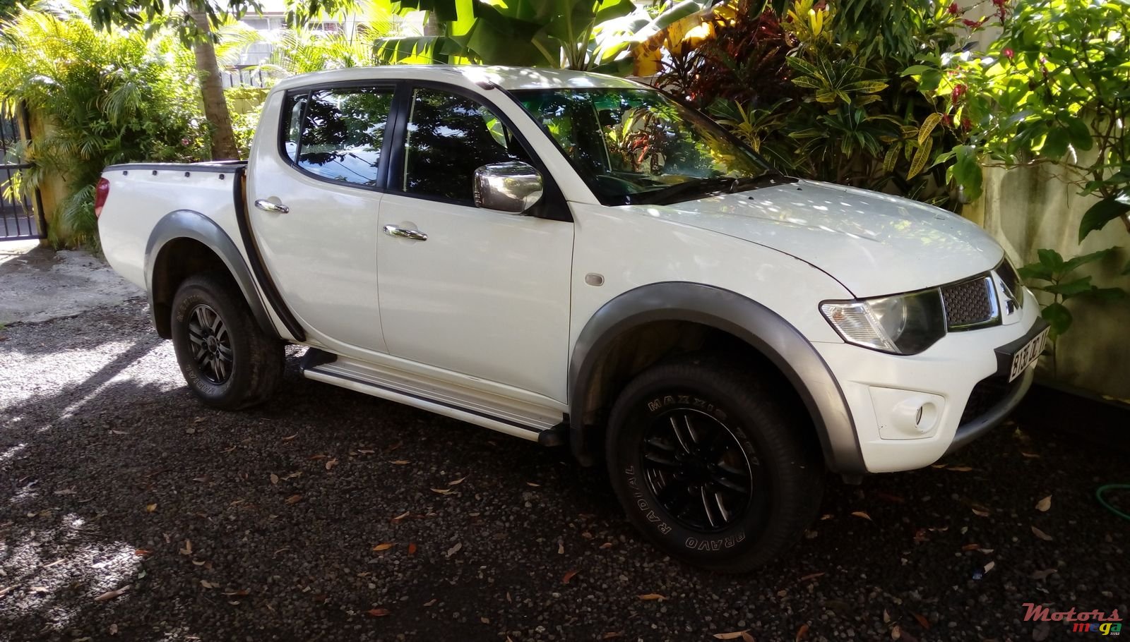 2011' Mitsubishi Sportero photo #1