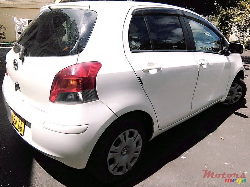 2008' Toyota Vitz photo #2