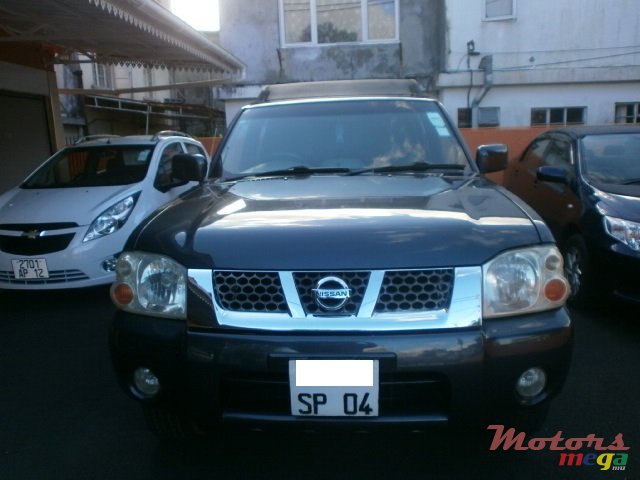 2004' Nissan 2x4 photo #1