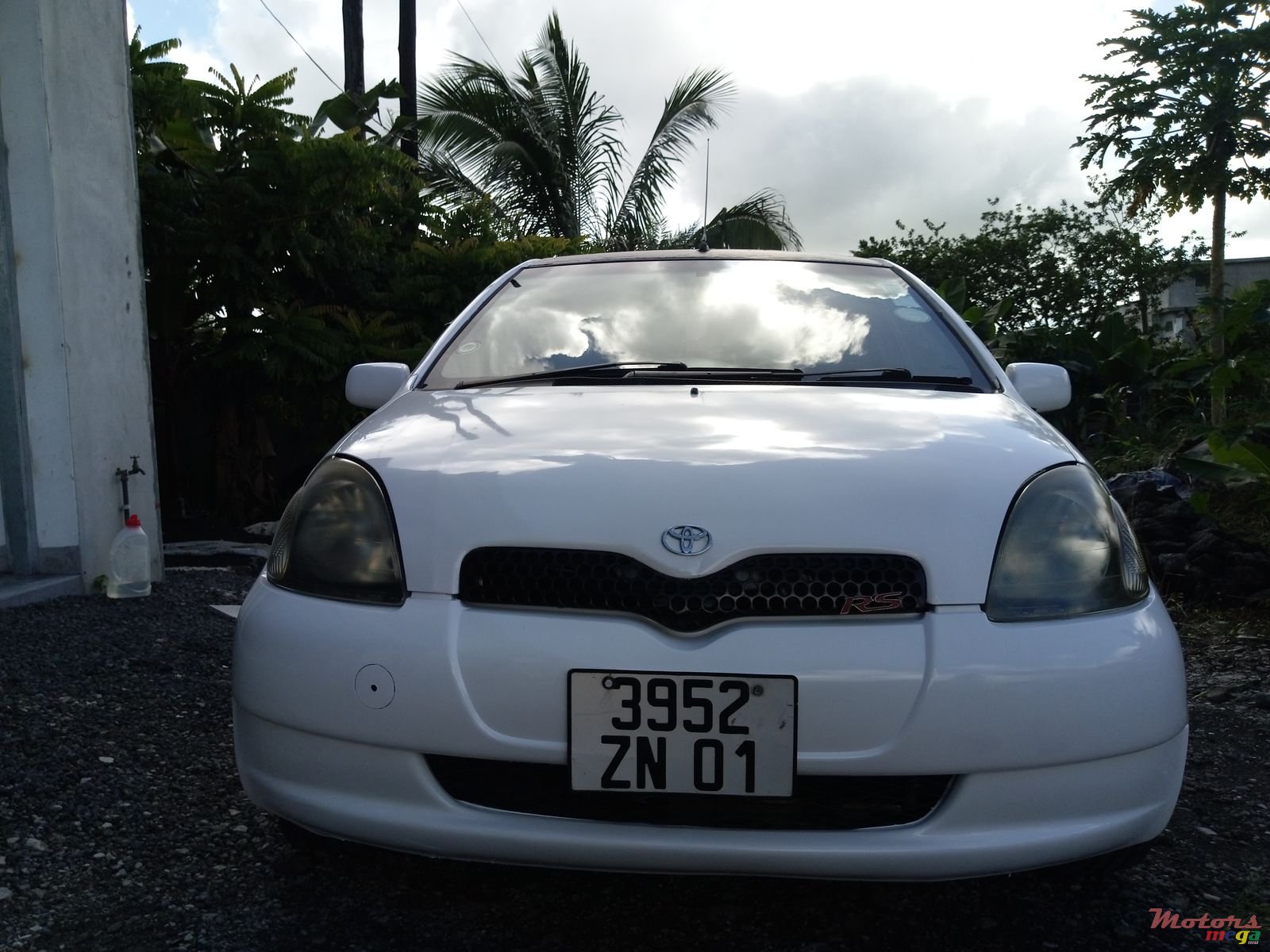 2001' Toyota Vitz photo #2