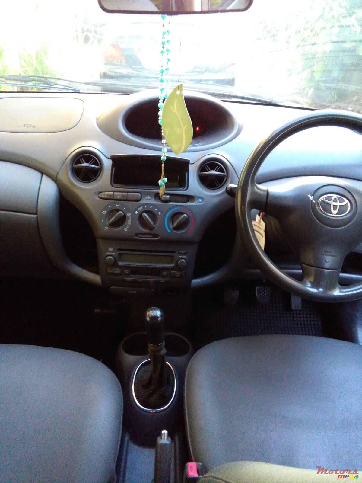 2002' Toyota Vitz photo #5