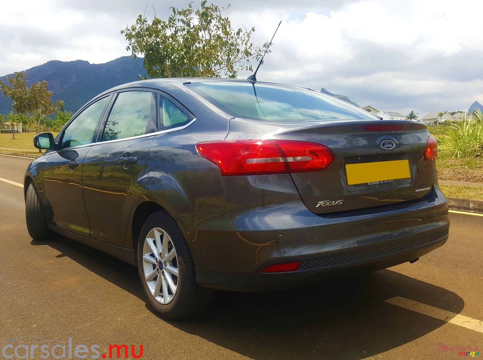 2015' Ford Focus 1.6 Sedan Titanium photo #4