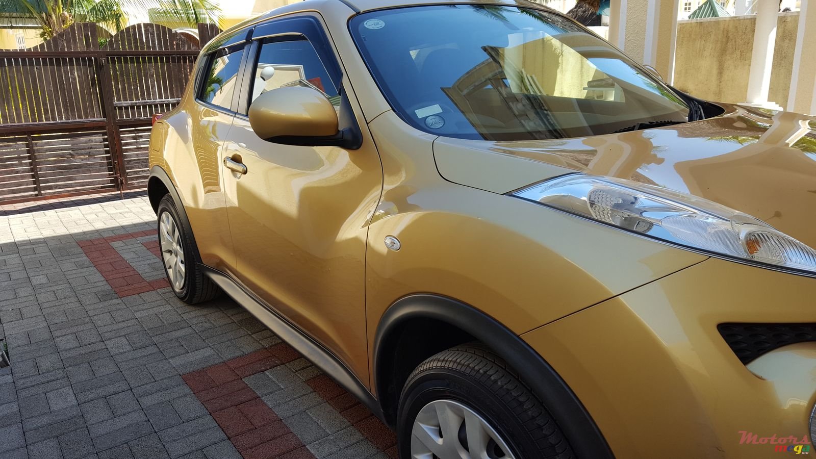 2013' Nissan Juke Hatchback photo #1