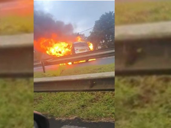 Rose-Belle : une voiture en proie aux flammes sur l’autoroute ce matin