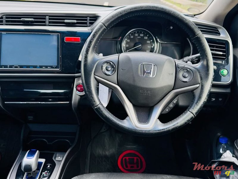 2016' Honda Grace photo #5