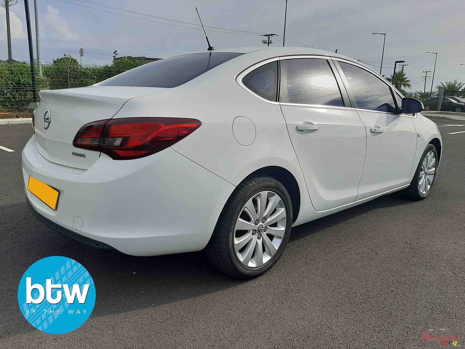 2014' Opel Astra photo #3