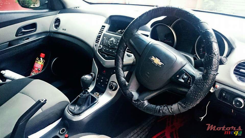 2010' Chevrolet Cruze photo #2