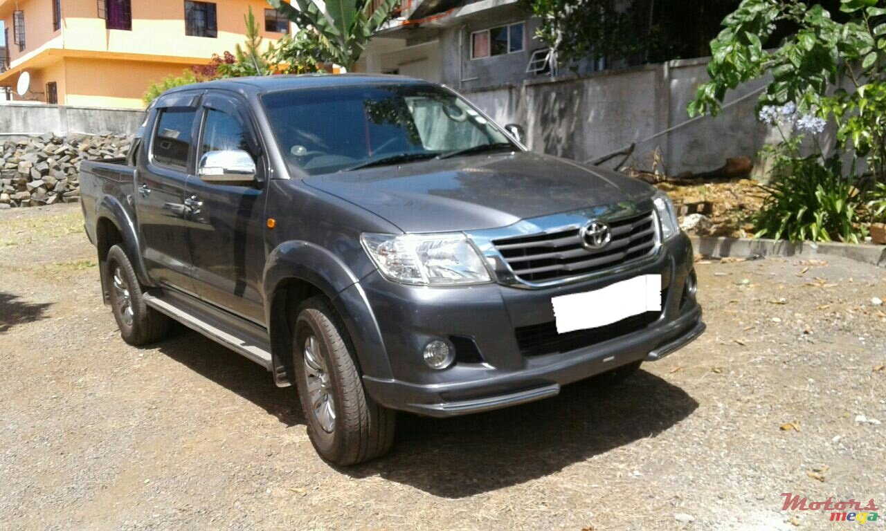 2013' Toyota Hilux 4x2 turbo photo #2