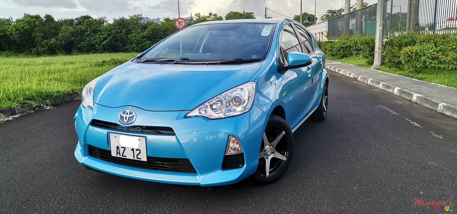 2012' Toyota Aqua photo #2