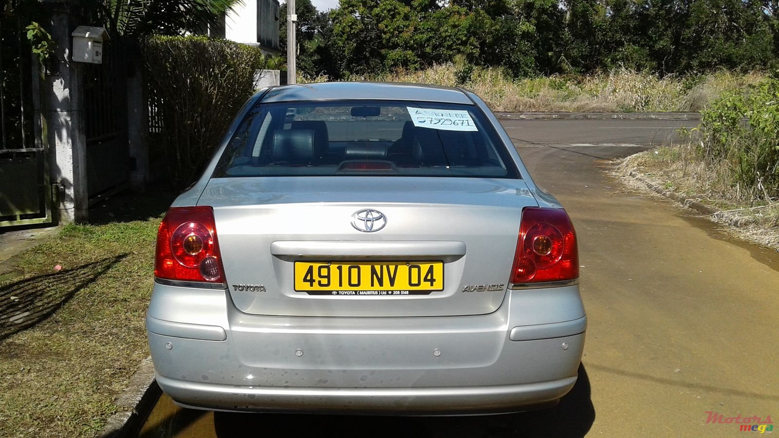2004' Toyota Avensis photo #1