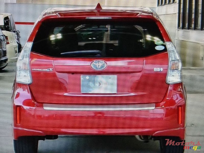 2015' Toyota Prius v photo #2
