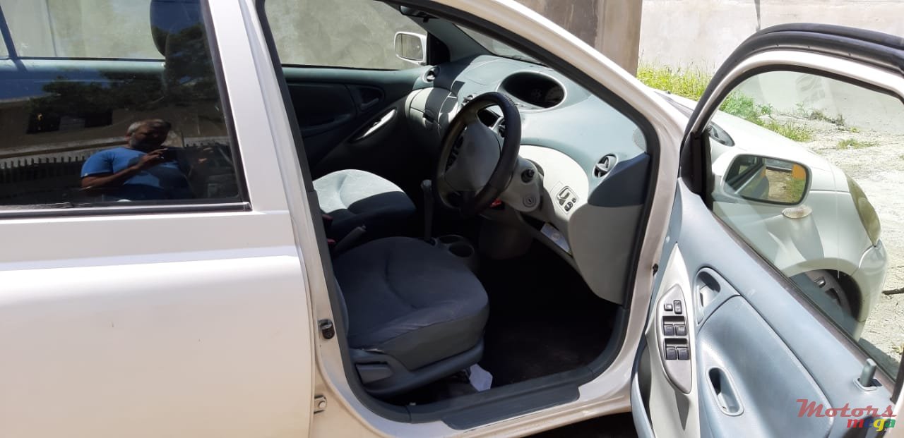 2001' Toyota Vitz photo #6