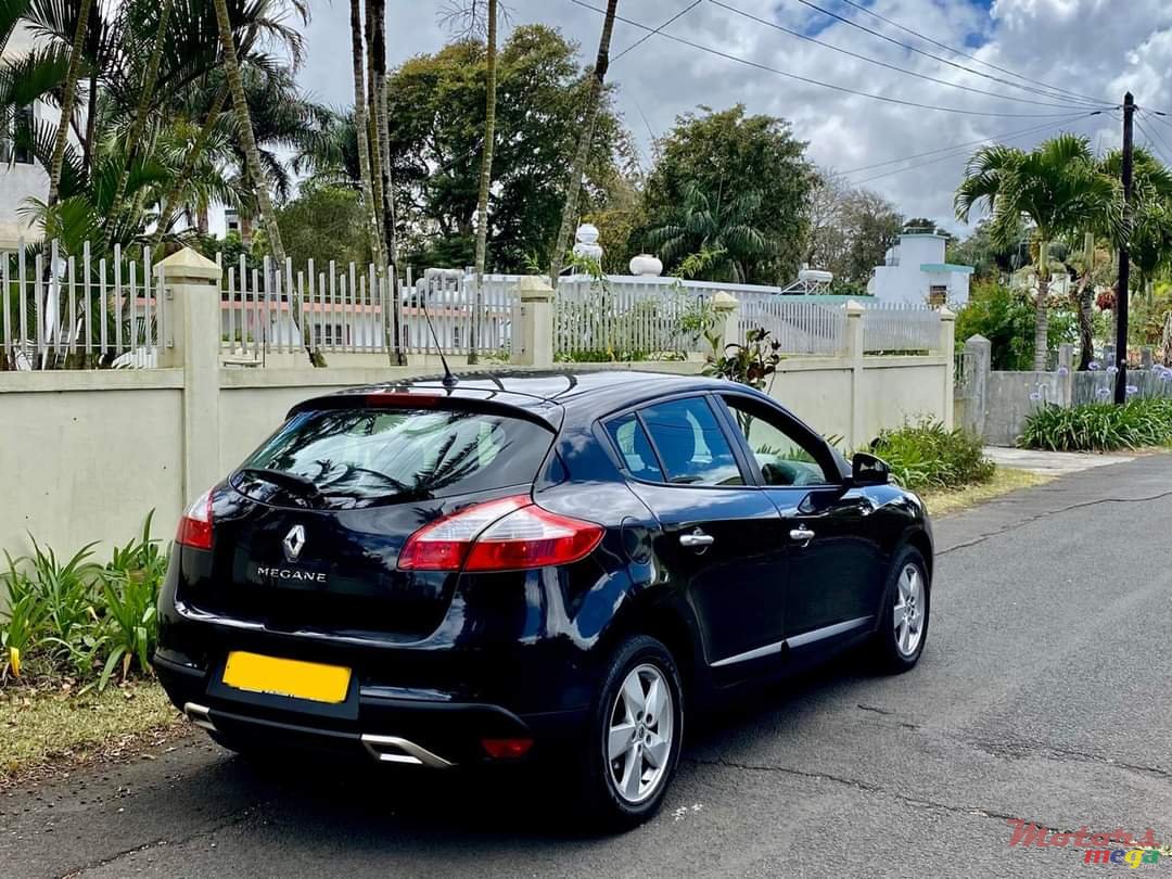 2011' Renault Megane photo #3