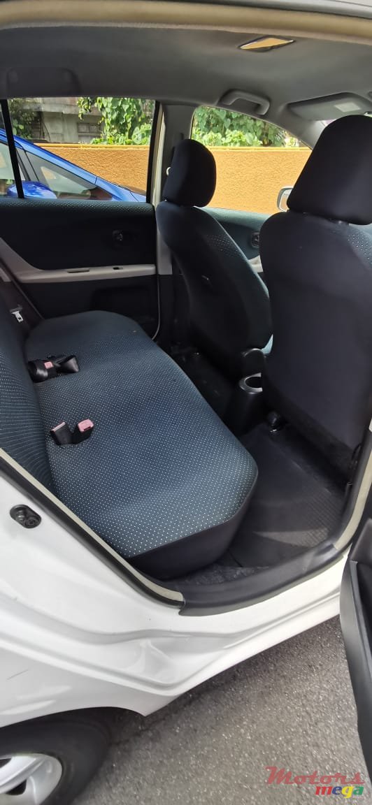 2005' Toyota Vitz photo #3