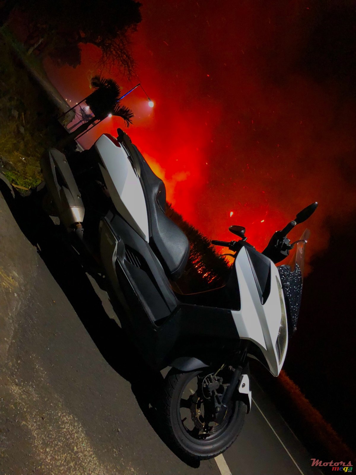 2015' Kymco DOWNTOWN 300i ABS photo #1