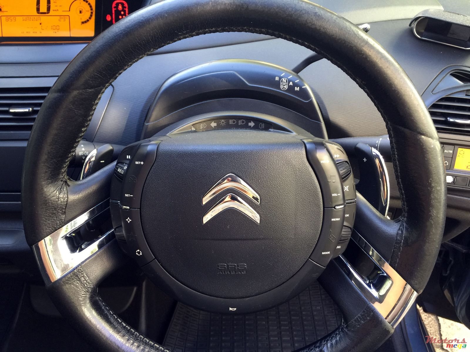 2011' Citroen Grand C4 Picasso photo #7