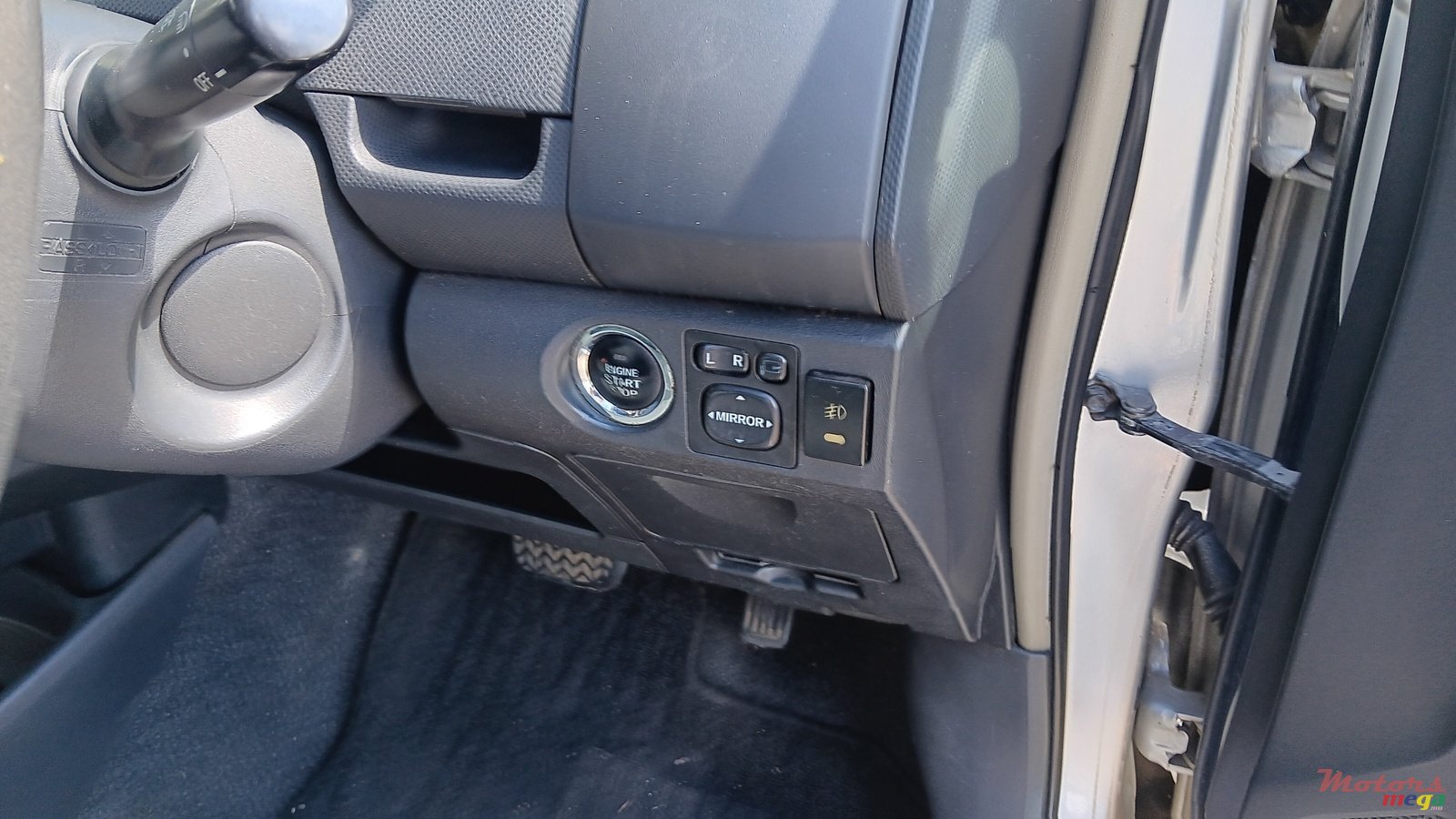 2005' Toyota Vitz photo #4