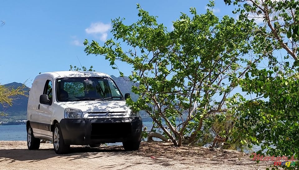 2004' Renault photo #1