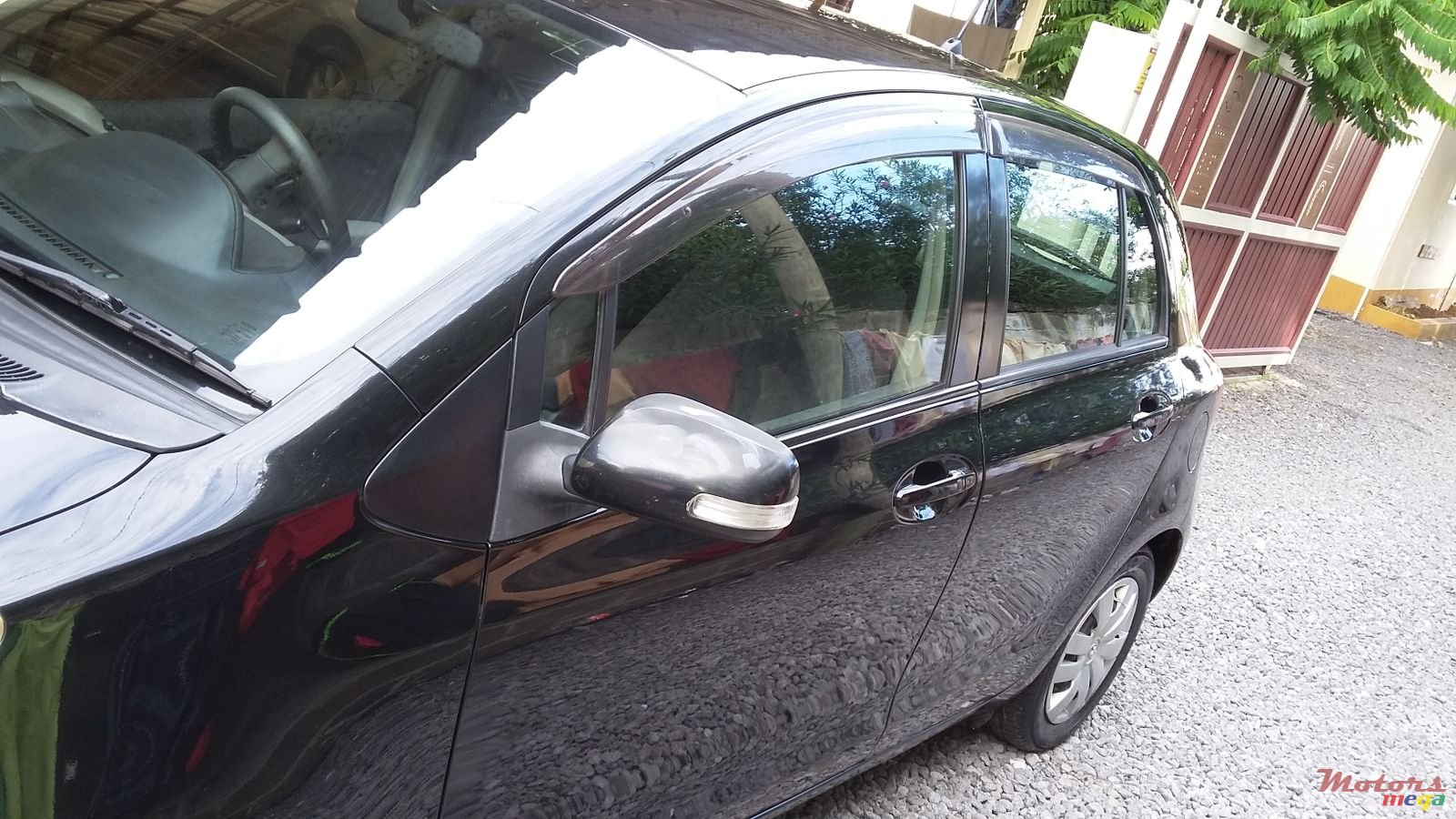 2009' Toyota Vitz photo #1