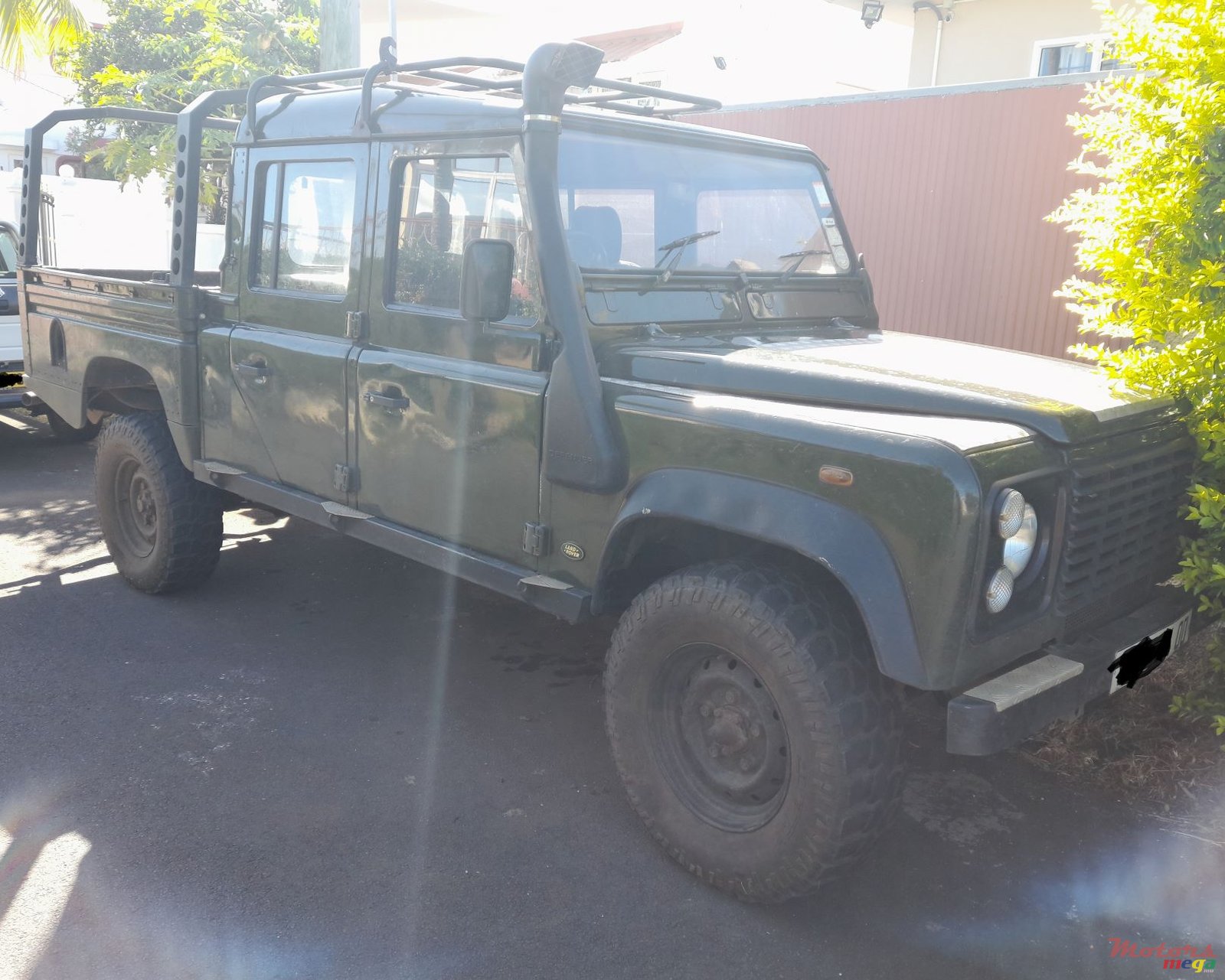 2000' Land Rover Defender photo #1