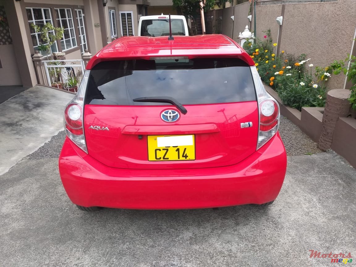 2014' Toyota Aqua Hybrid photo #5