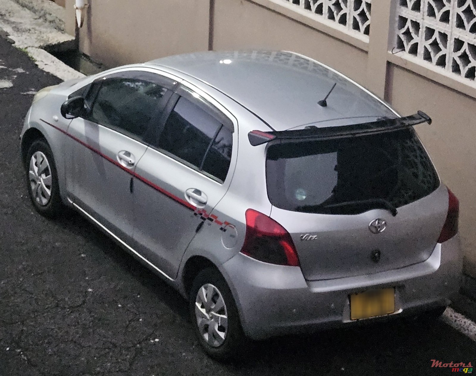 2005' Toyota Vitz 990cc photo #2