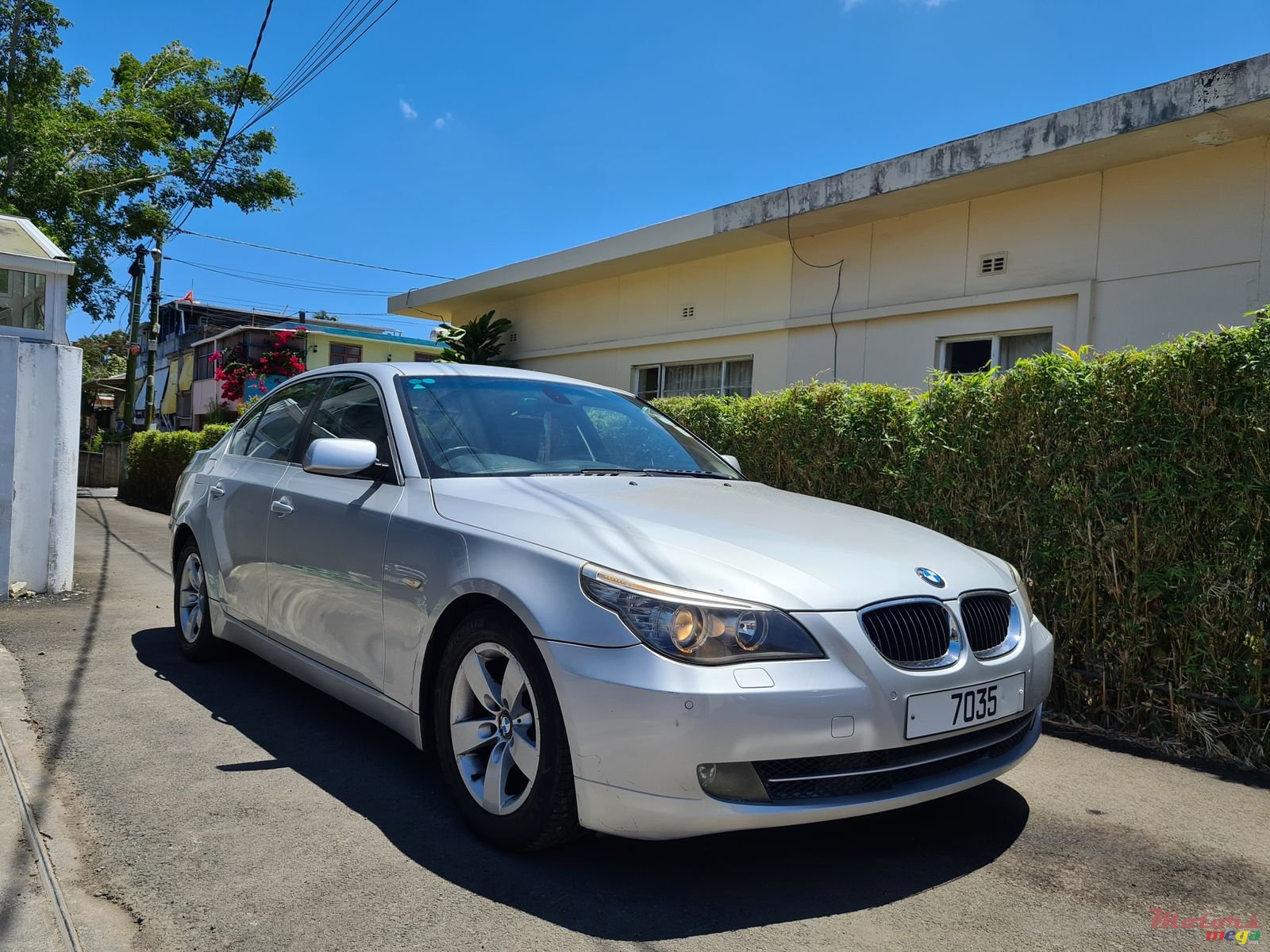 2009' BMW 523 photo #1