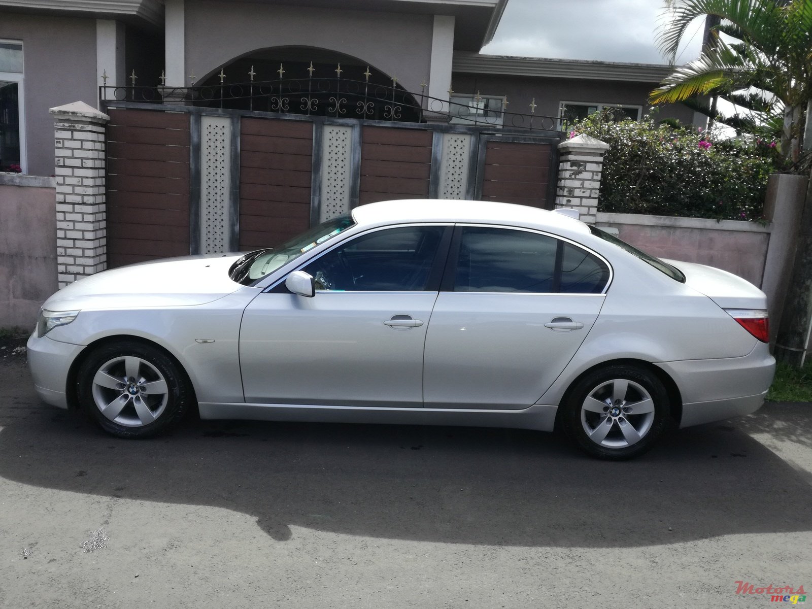 2010' BMW 520 i petrol engine photo #7