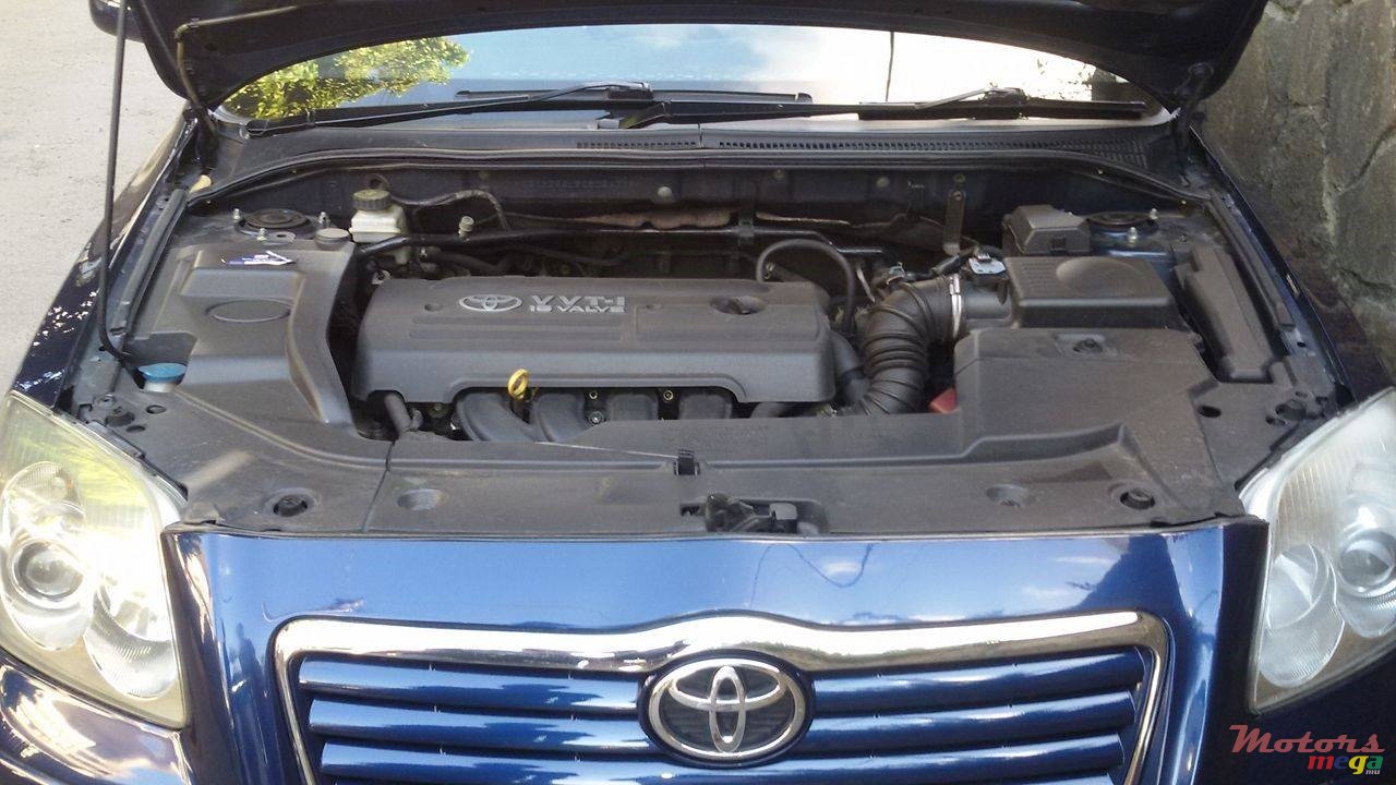 2004' Toyota Avensis photo #7