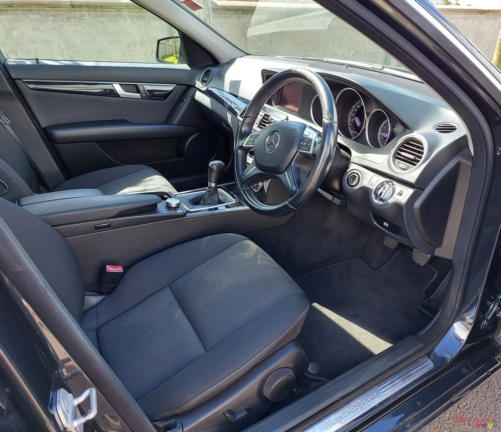 2014' Mercedes-Benz C-Class C180 photo #6