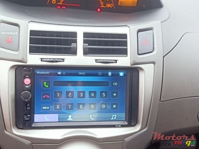 2009' Toyota Vitz photo #5