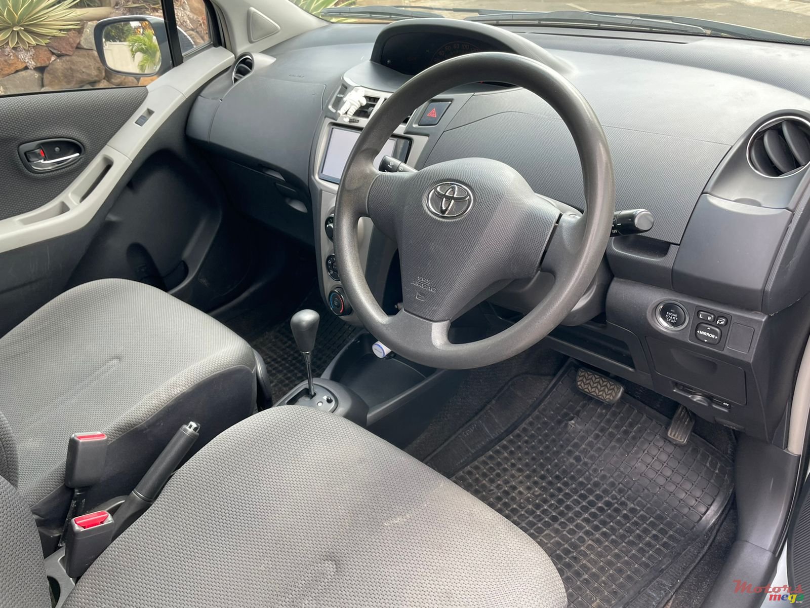 2010' Toyota Vitz photo #6