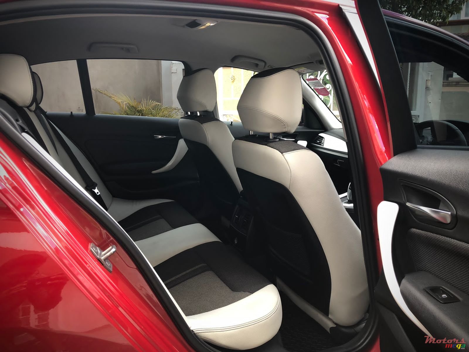 2015' BMW 118i photo #7