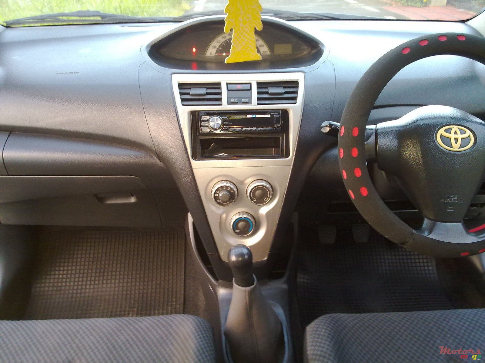 2010' Toyota Yaris photo #1