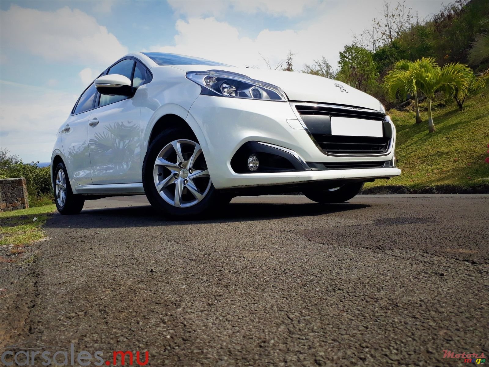 2016' Peugeot 208 1.2 Puretech photo #1