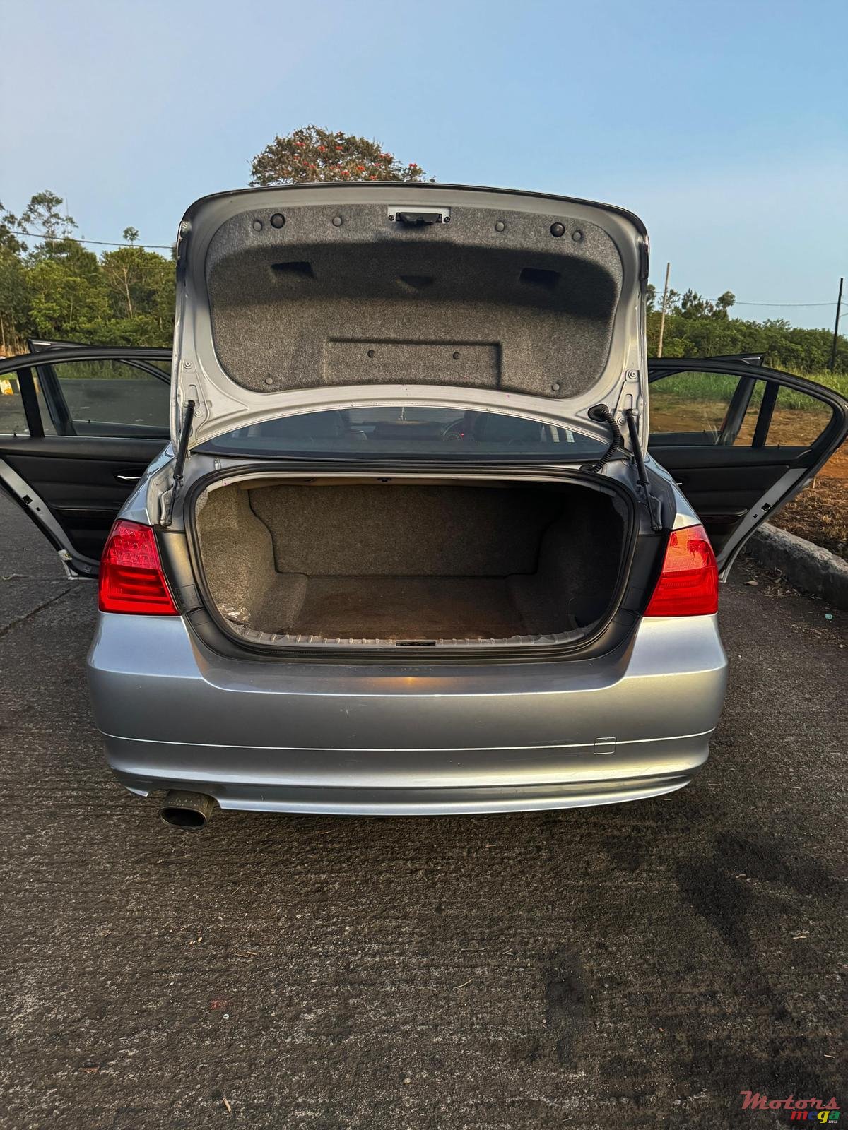 2011' BMW 316 photo #1