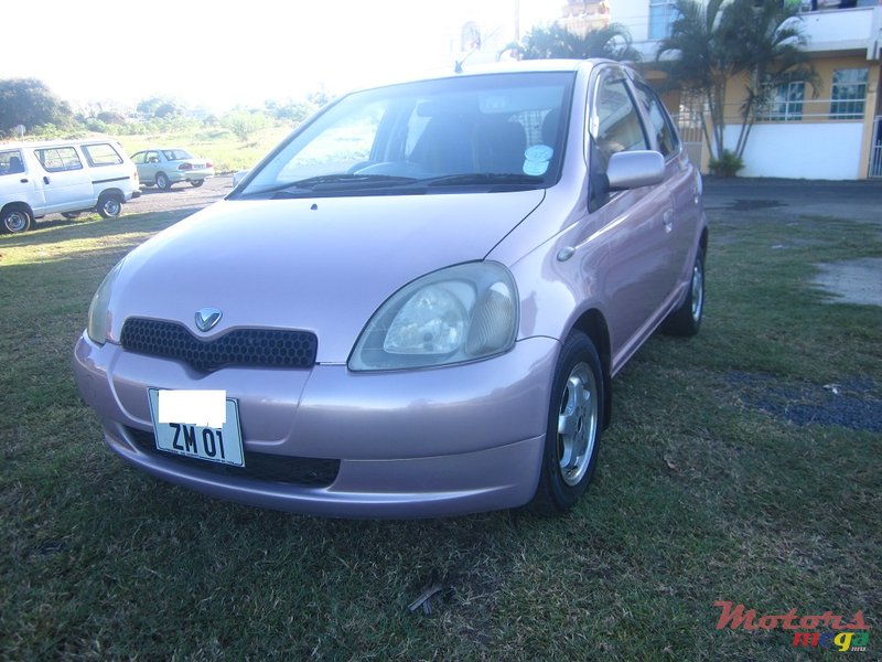 2001' Toyota Vitz photo #2