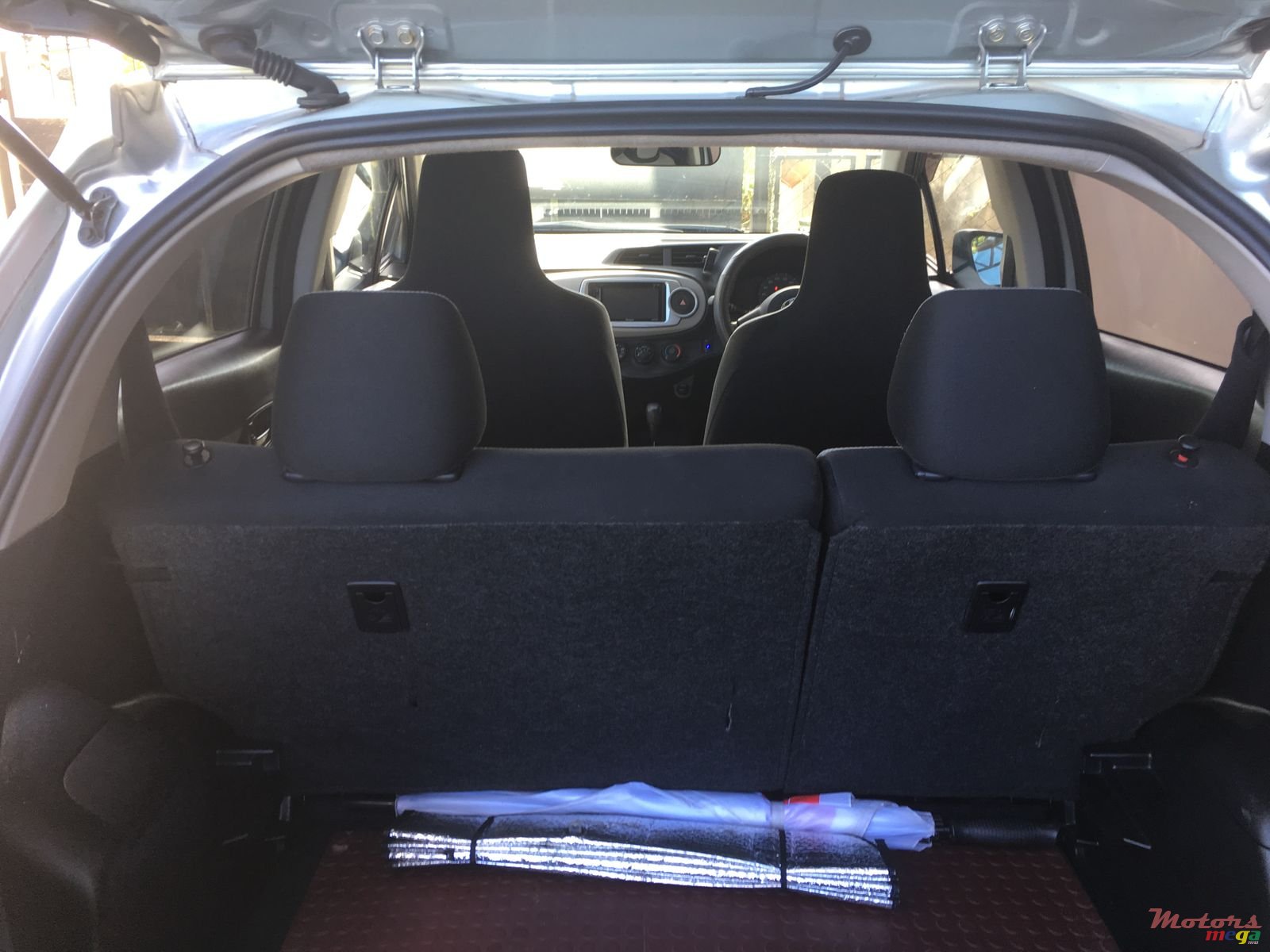 2011' Toyota Vitz photo #7