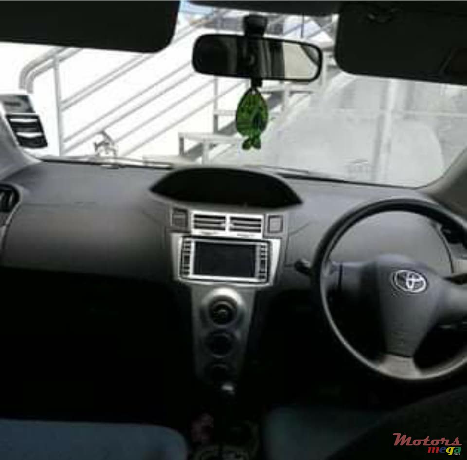 2005' Toyota Vitz no photo #3