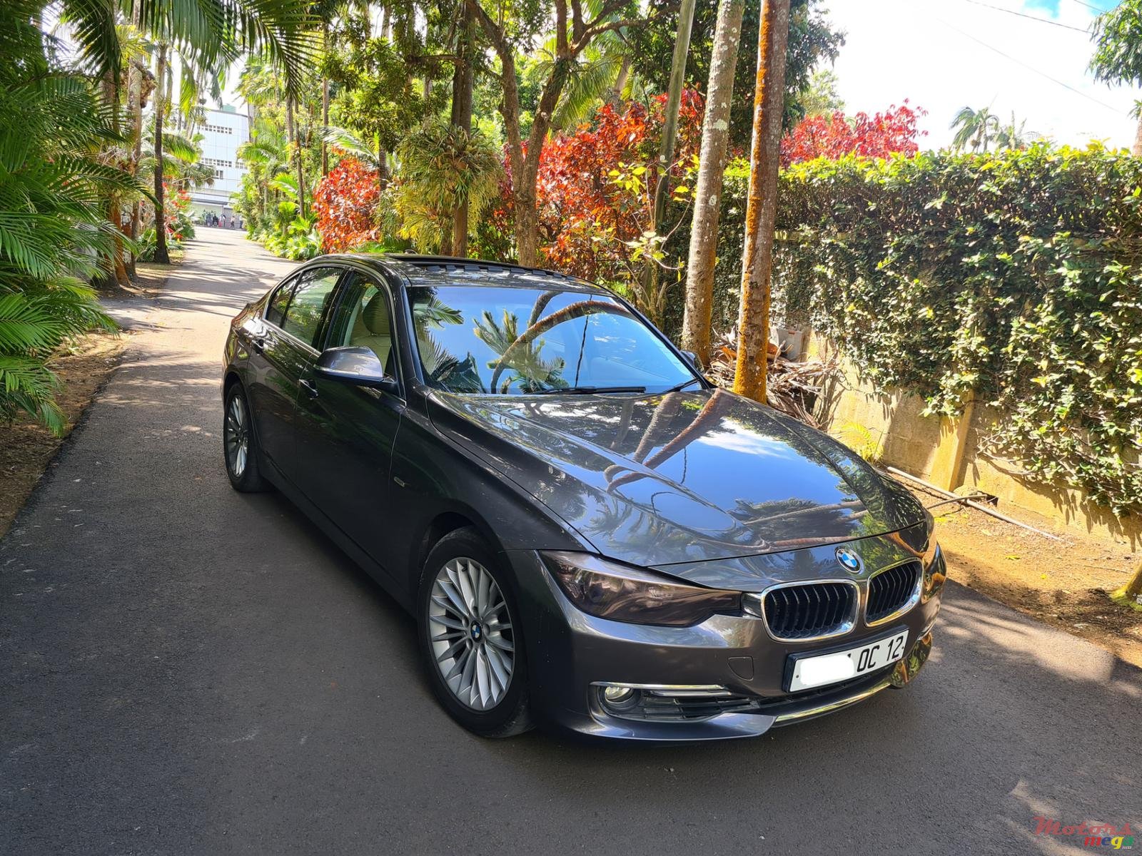 2012' BMW 320 Automatic Sunroof photo #2