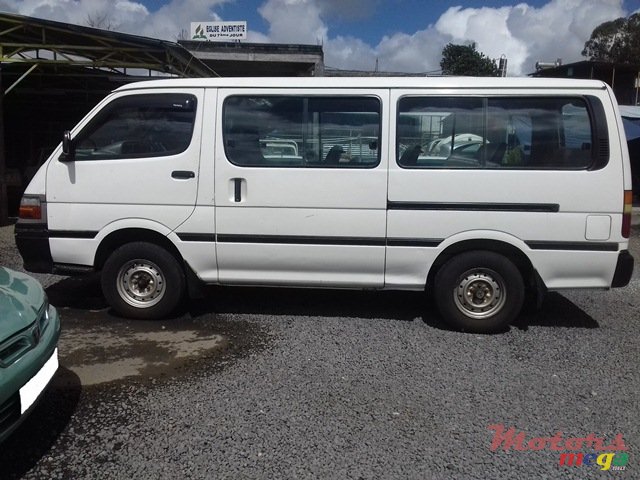 2002' Toyota Hi-Ace photo #4