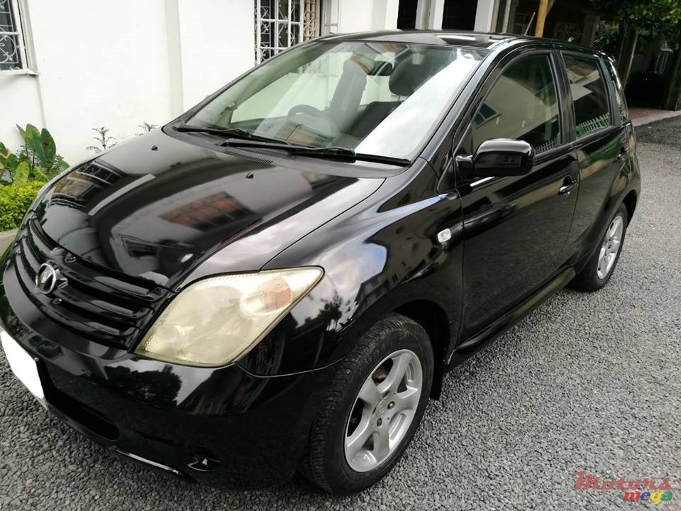 2004' Toyota Scion IST photo #2