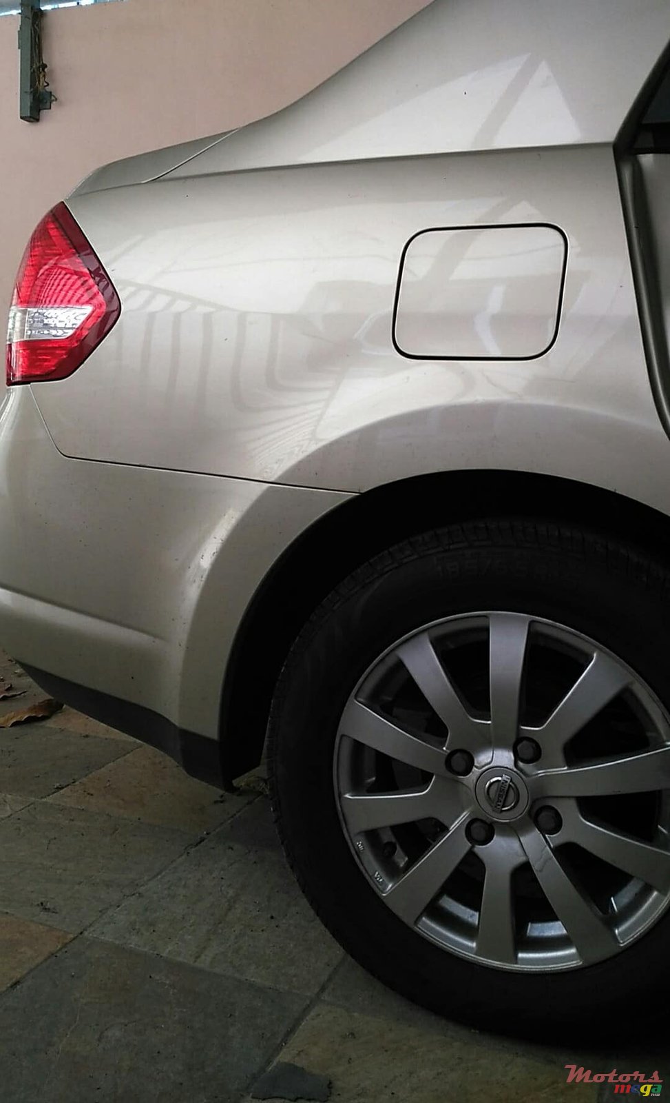 2011' Nissan Tiida sedan photo #2