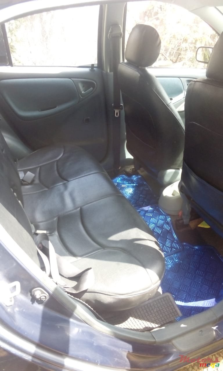 1999' Toyota Vitz photo #2