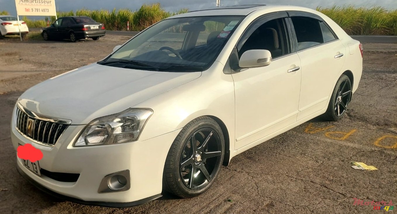 2013' Toyota Premio photo #2