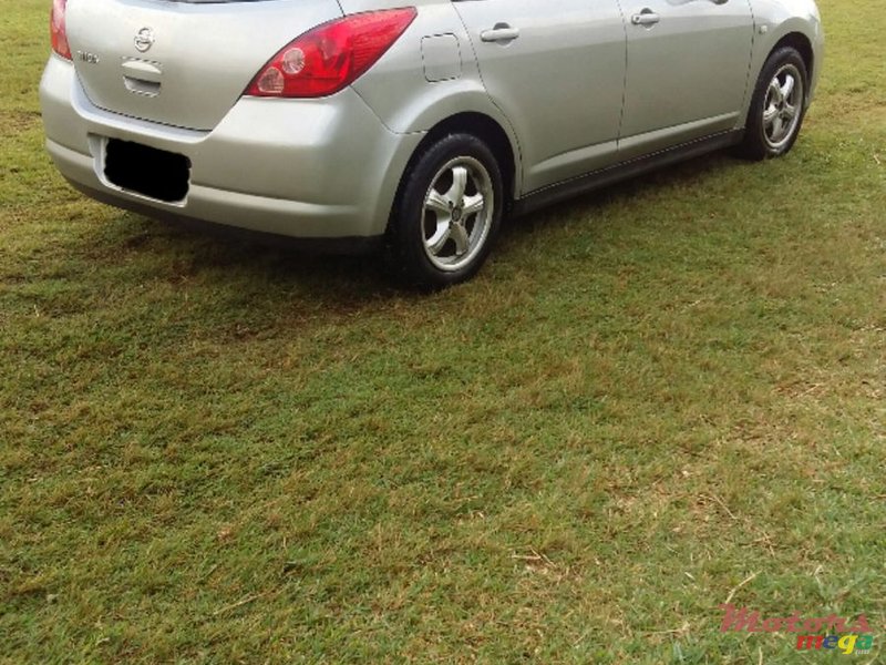 2005' Nissan Tiida Hatchback photo #2