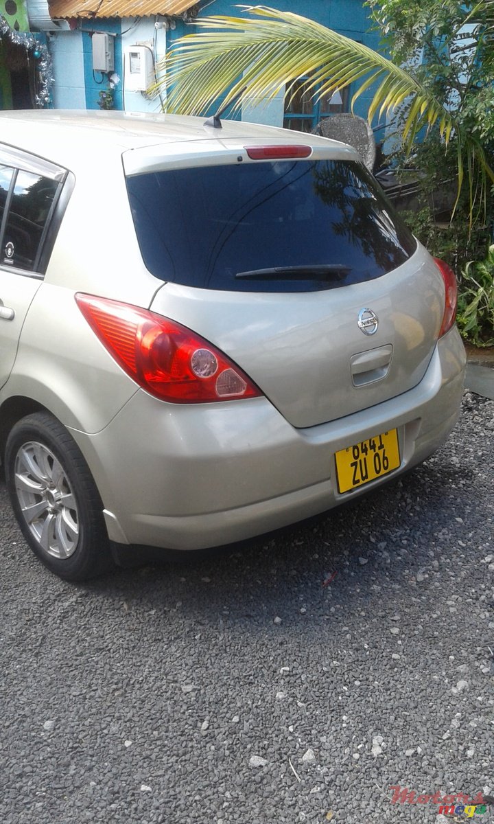 2006' Nissan Tiida hatchback photo #1