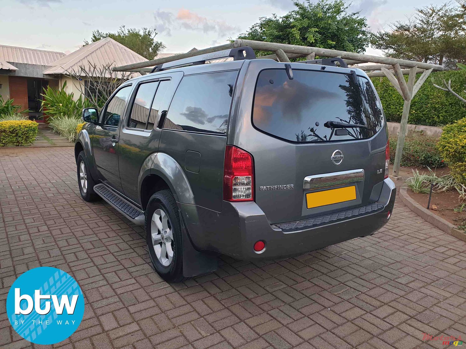 2009' Nissan Pathfinder LE 4WD V6 photo #2